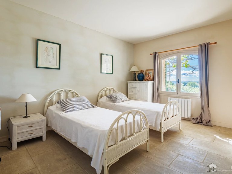 Villa for Sale in Murs, The Luberon / Vaucluse 7