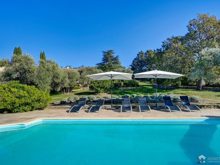 Villa for Sale in Gordes, The Luberon / Vaucluse 1