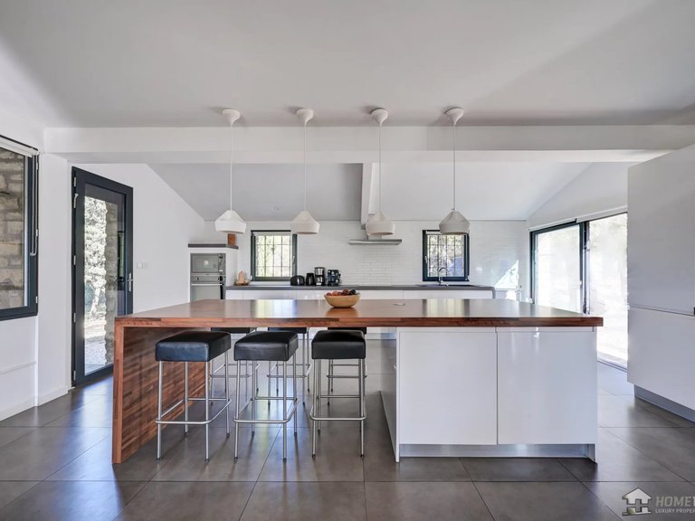 Villa for Sale in Gordes, The Luberon / Vaucluse 3