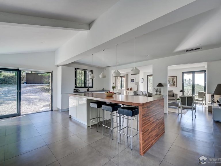 Villa for Sale in Gordes, The Luberon / Vaucluse 4