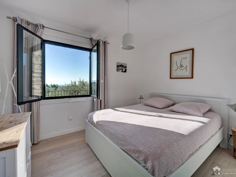 Villa for Sale in Gordes, The Luberon / Vaucluse 5