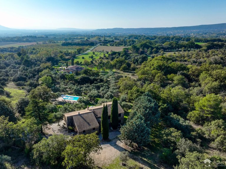 Villa for Sale in Gordes, The Luberon / Vaucluse 9