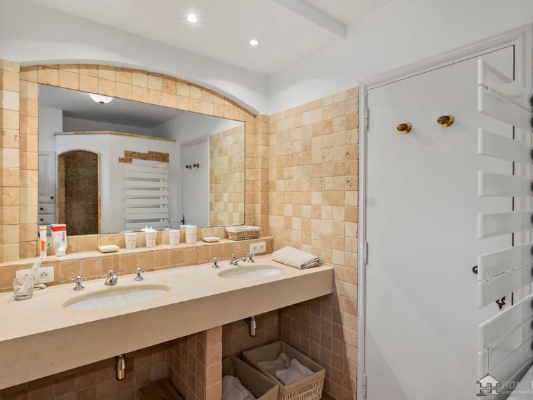 Villa for Sale in Vence, Vence, St. Paul Area 2