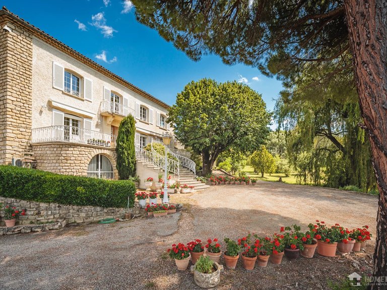 Villa for Sale in Apt, The Luberon / Vaucluse 1