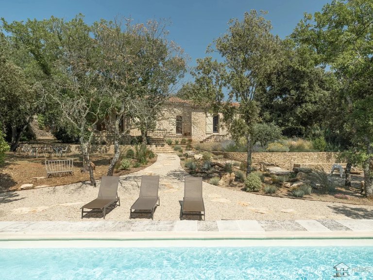 Villa for Sale in Gordes, The Luberon / Vaucluse 1