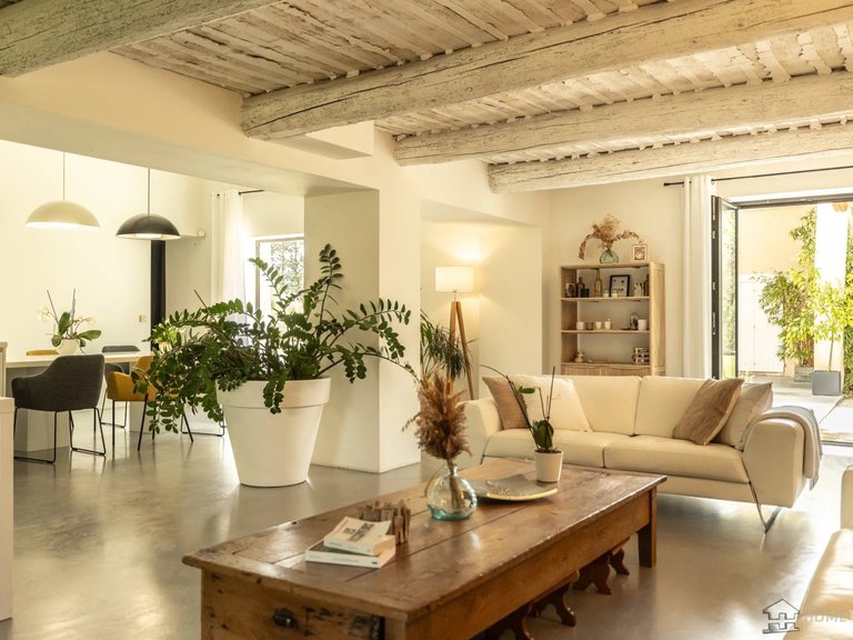 Villa for Sale in Robion, The Luberon / Vaucluse 2