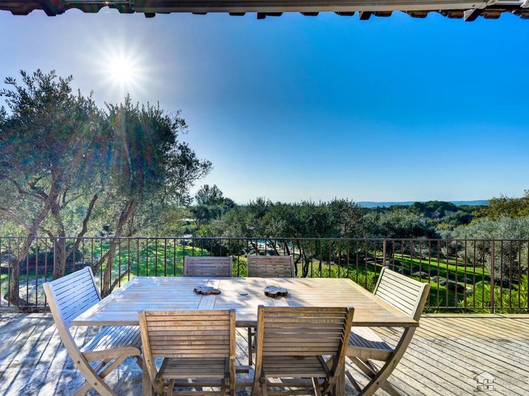 Villa for Sale in Gordes, The Luberon / Vaucluse 11