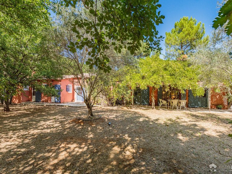 Villa for Sale in Roussillon, The Luberon / Vaucluse 1