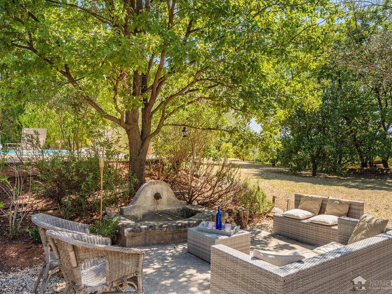 Villa for Sale in Roussillon, The Luberon / Vaucluse 3