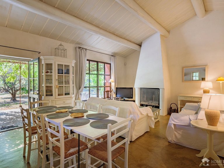 Villa for Sale in Roussillon, The Luberon / Vaucluse 4