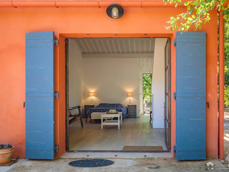 Villa for Sale in Roussillon, The Luberon / Vaucluse 5