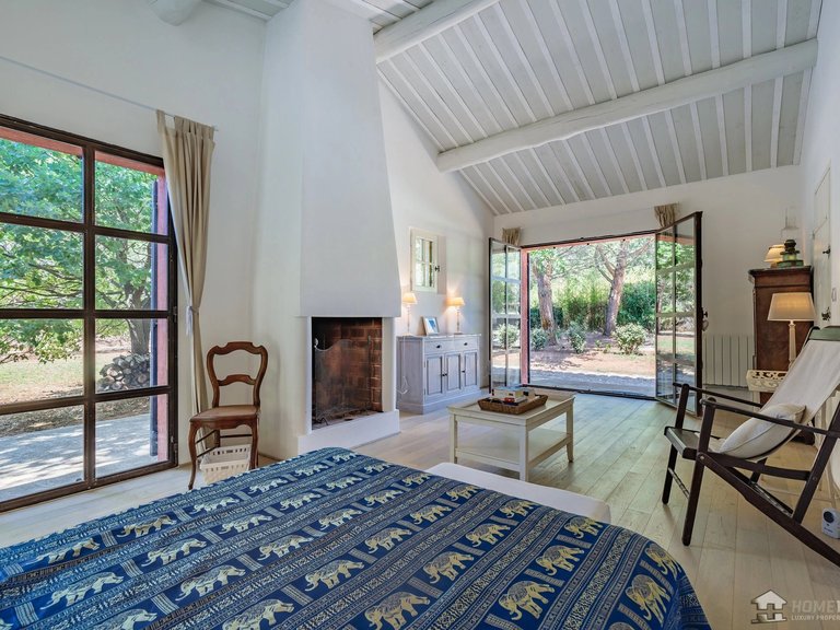 Villa for Sale in Roussillon, The Luberon / Vaucluse 6