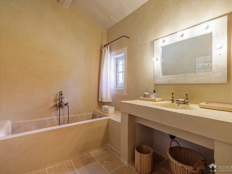 Villa for Sale in Roussillon, The Luberon / Vaucluse 7