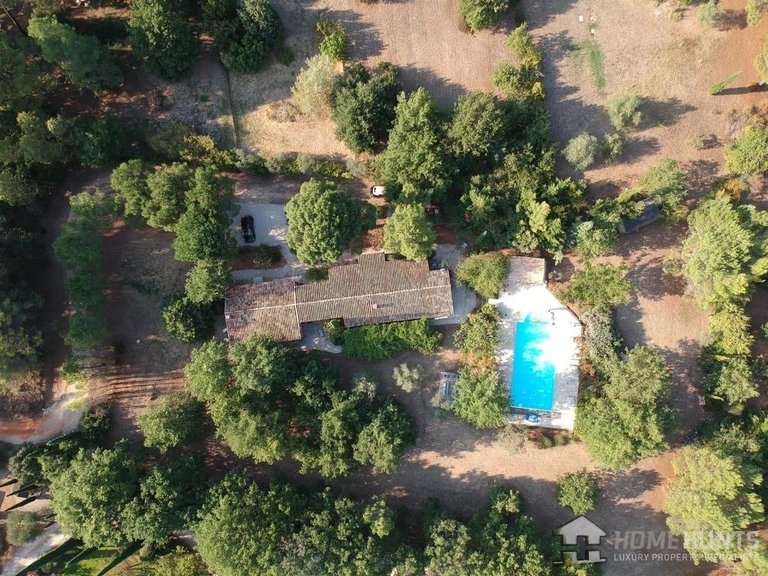 Villa for Sale in Roussillon, The Luberon / Vaucluse 10