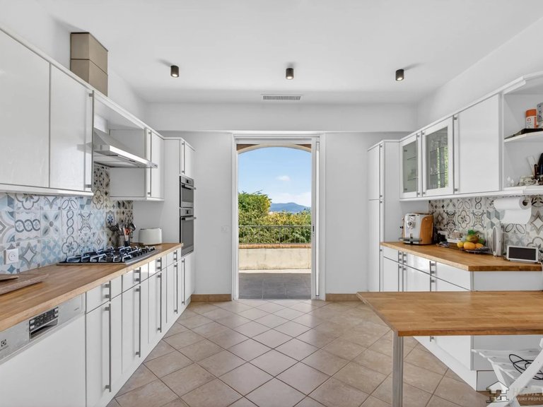 Villa for Sale in Vallauris, Antibes Area 8