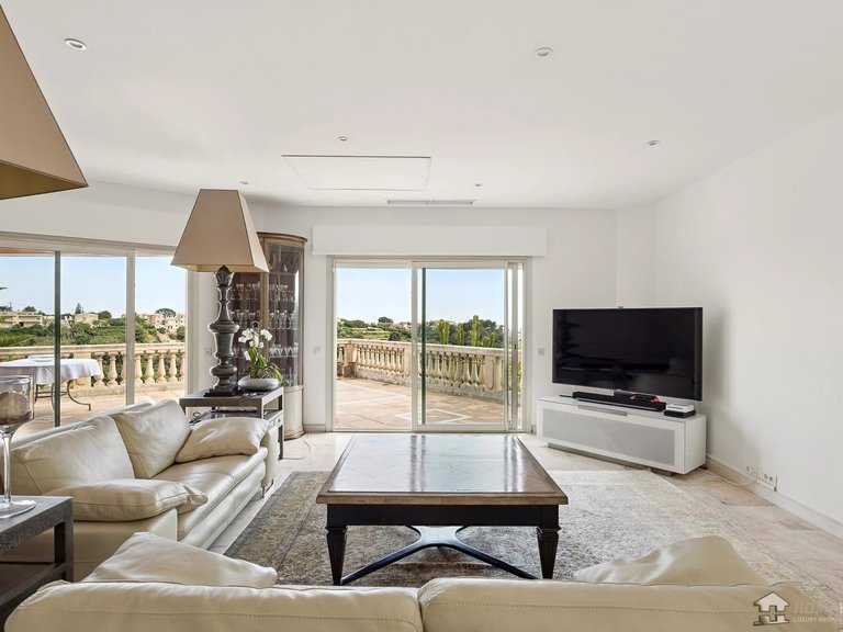 Villa for Sale in Cagnes Sur Mer, Antibes Area 5