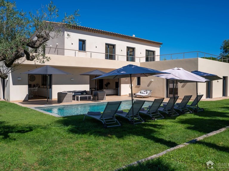 Villa for Sale in Saint Tropez, St. Tropez, Grimaud Area 2