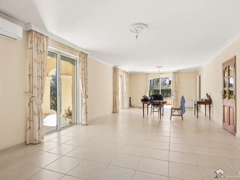 Villa for Sale in Antibes, Antibes Area 3