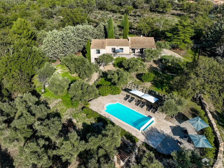 Villa for Sale in Gordes, The Luberon / Vaucluse 12