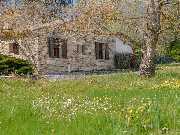Villa for Sale in Gordes, The Luberon / Vaucluse 2