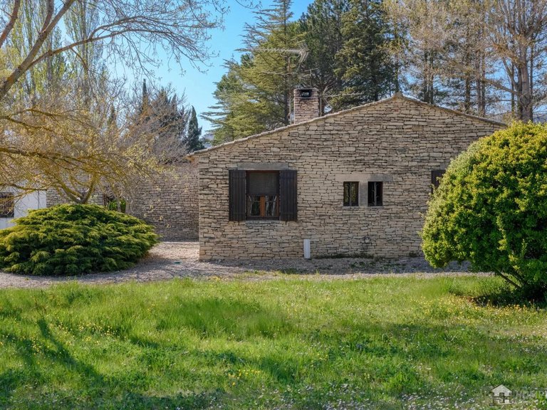 Villa for Sale in Gordes, The Luberon / Vaucluse 3
