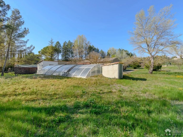 Villa for Sale in Gordes, The Luberon / Vaucluse 7