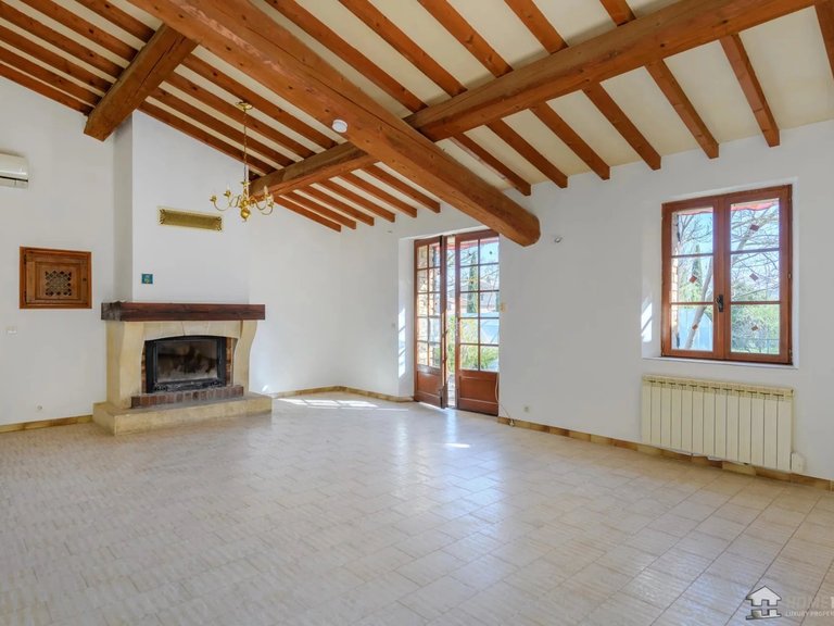 Villa for Sale in Gordes, The Luberon / Vaucluse 9