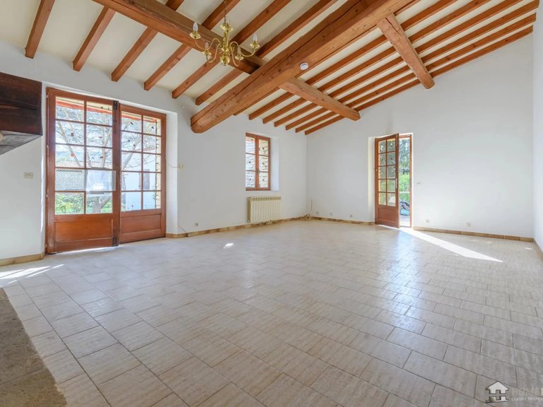 Villa for Sale in Gordes, The Luberon / Vaucluse 10
