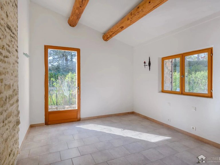 Villa for Sale in Gordes, The Luberon / Vaucluse 11