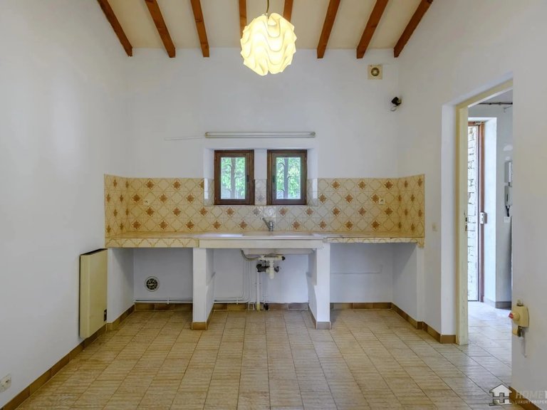 Villa for Sale in Gordes, The Luberon / Vaucluse 12