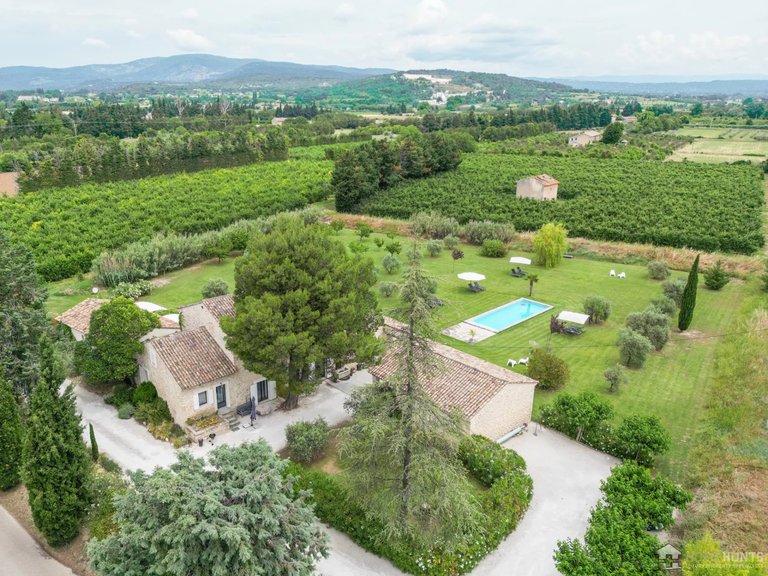 Villa for Sale in Robion, The Luberon / Vaucluse 3