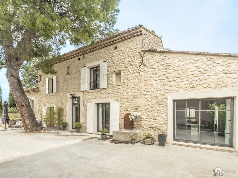 Villa for Sale in Robion, The Luberon / Vaucluse 4