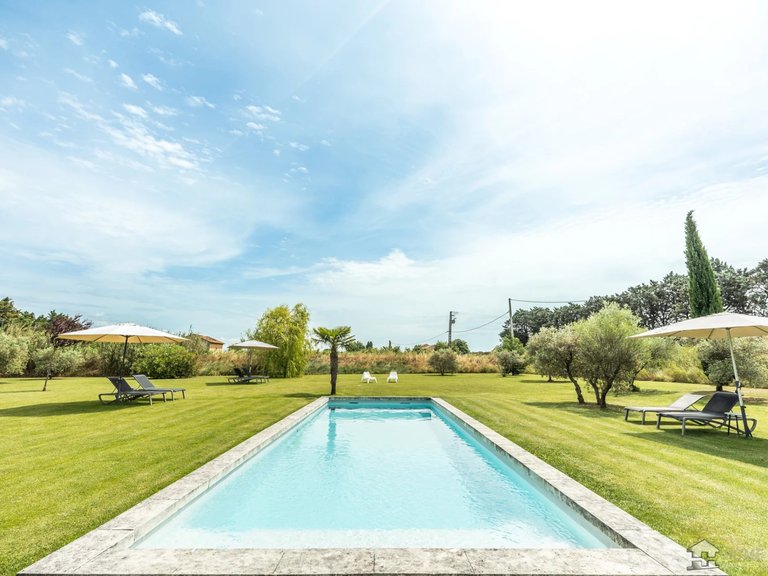 Villa for Sale in Robion, The Luberon / Vaucluse 5