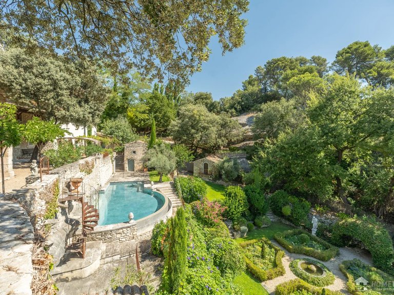 Villa for Sale in Menerbes, The Luberon / Vaucluse 3