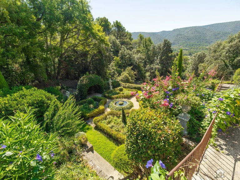 Villa for Sale in Menerbes, The Luberon / Vaucluse 4