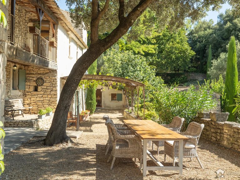 Villa for Sale in Menerbes, The Luberon / Vaucluse 5