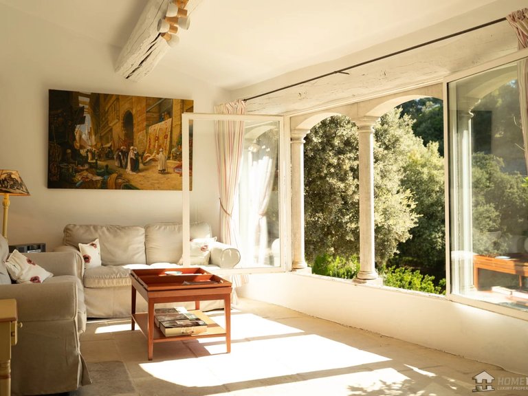 Villa for Sale in Menerbes, The Luberon / Vaucluse 8