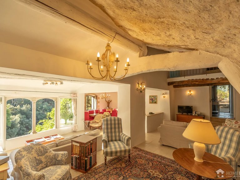 Villa for Sale in Menerbes, The Luberon / Vaucluse 9