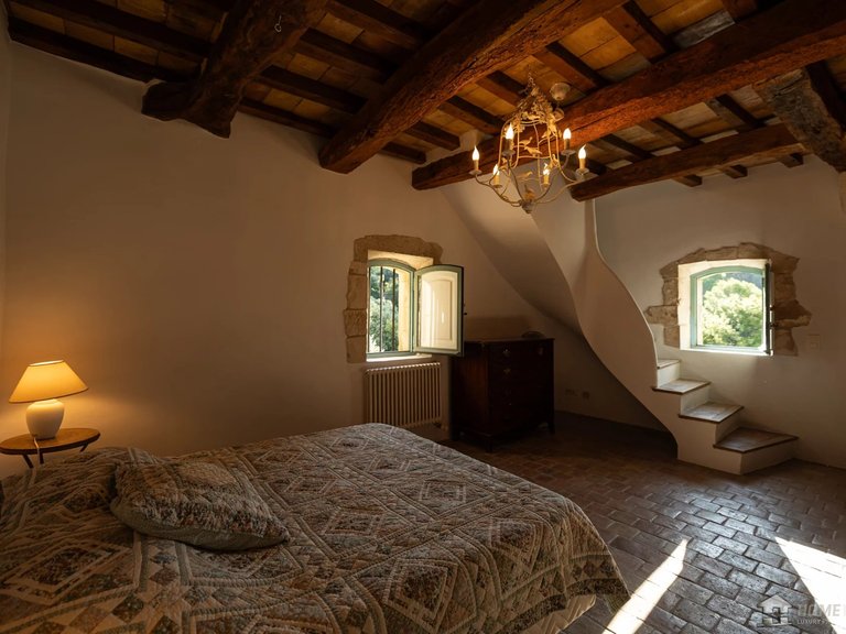 Villa for Sale in Menerbes, The Luberon / Vaucluse 10