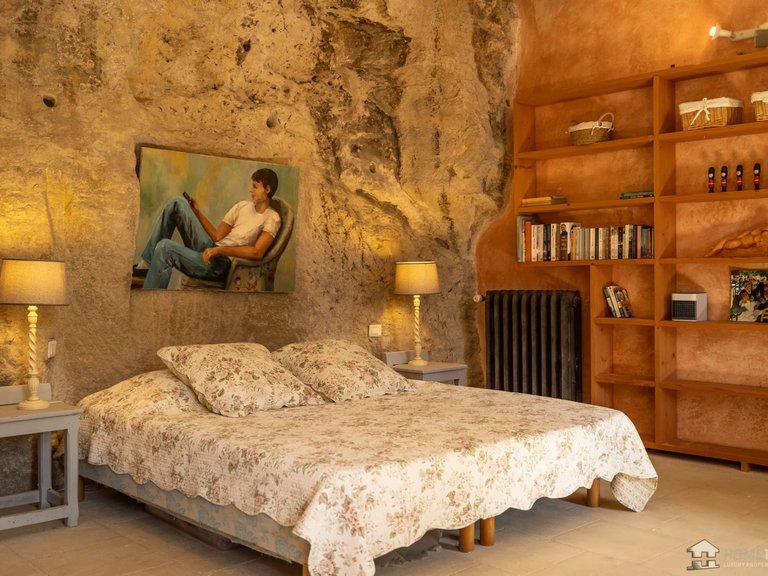 Villa for Sale in Menerbes, The Luberon / Vaucluse 12
