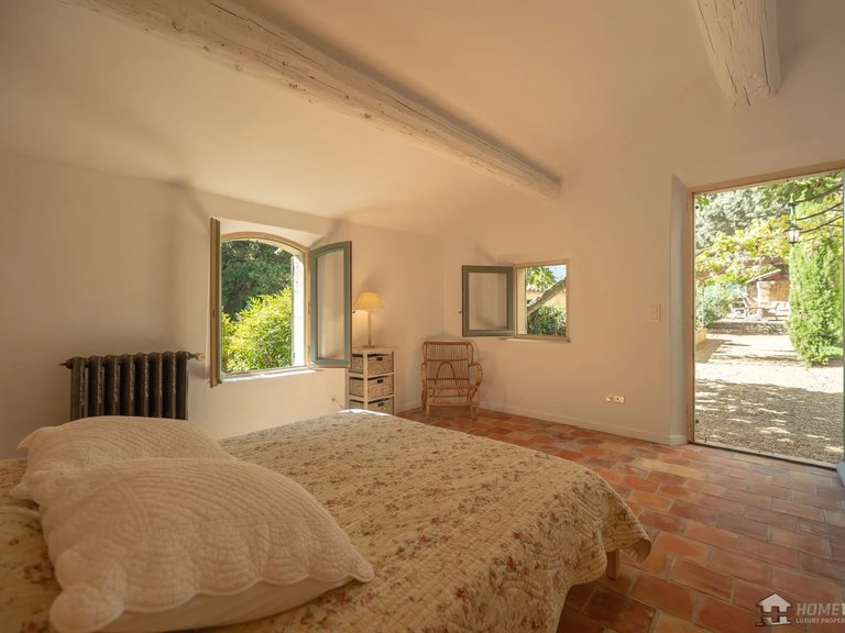 Villa for Sale in Menerbes, The Luberon / Vaucluse 13