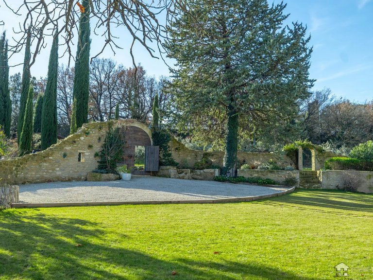 Villa for Sale in Oppede, The Luberon / Vaucluse 2