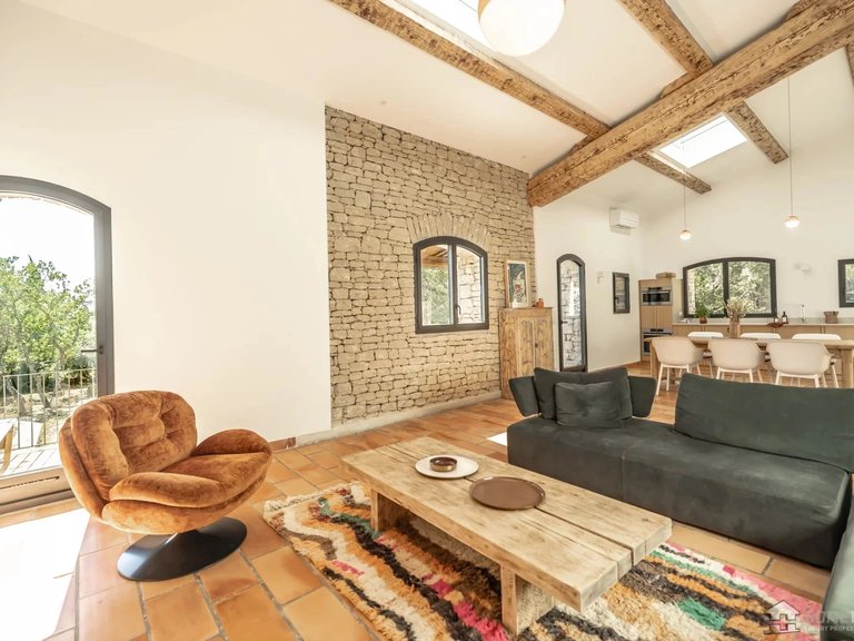 Villa for Sale in Gordes, The Luberon / Vaucluse 5