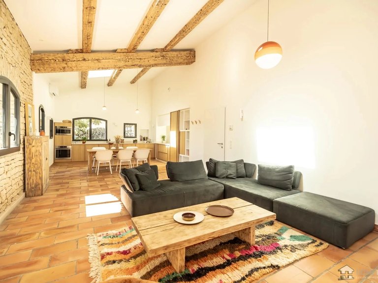 Villa for Sale in Gordes, The Luberon / Vaucluse 6