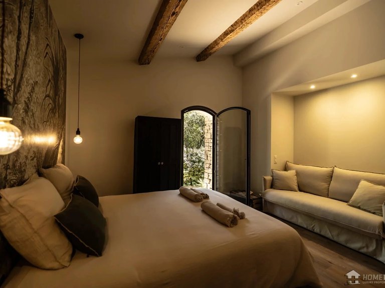 Villa for Sale in Gordes, The Luberon / Vaucluse 8