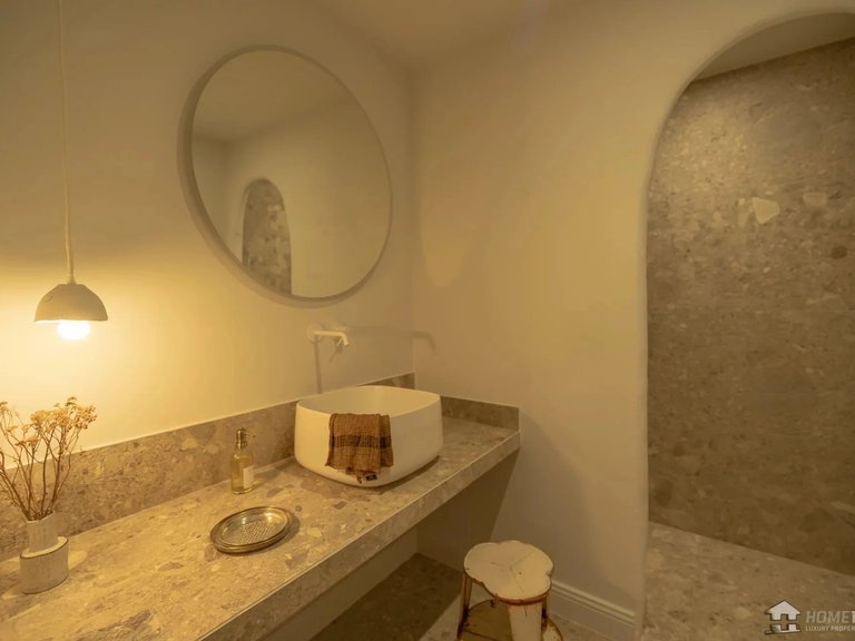 Villa for Sale in Gordes, The Luberon / Vaucluse 9