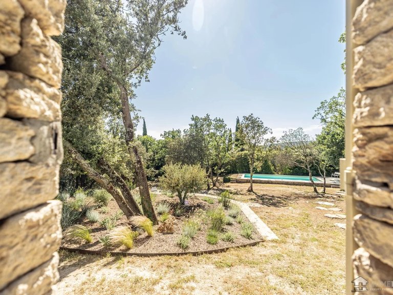 Villa for Sale in Gordes, The Luberon / Vaucluse 10
