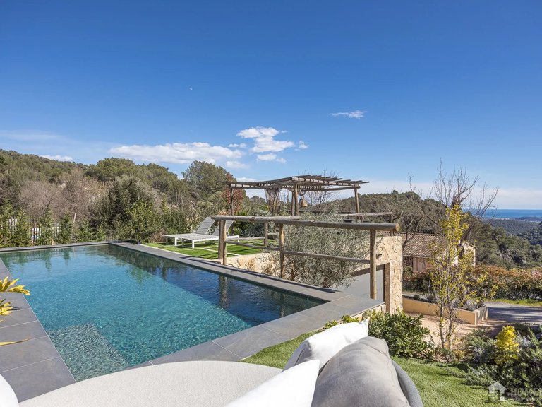 Villa for Sale in Tourrettes Sur Loup, Vence, St. Paul Area 3