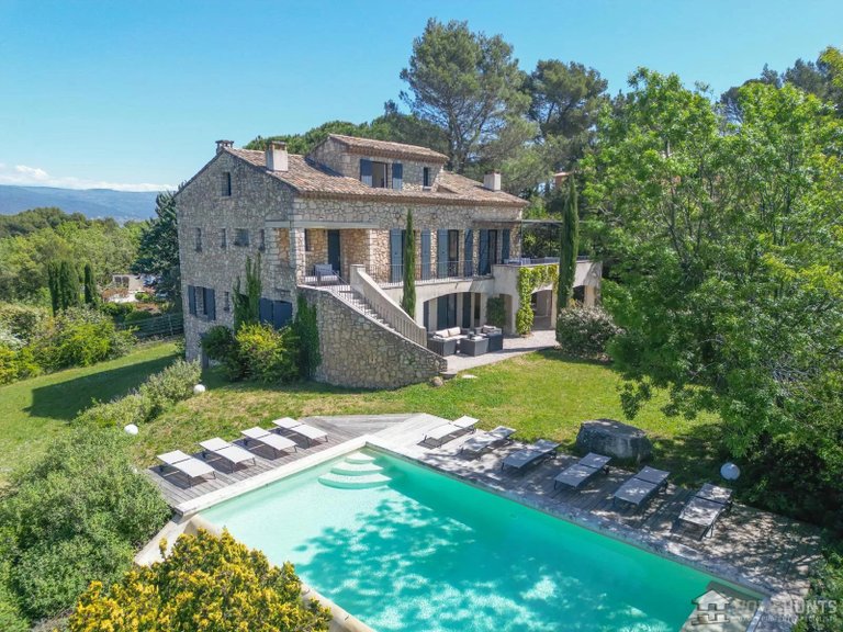 Villa for Sale in Roussillon, The Luberon / Vaucluse 2