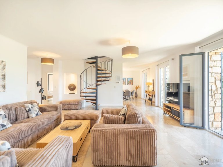 Villa for Sale in Roussillon, The Luberon / Vaucluse 3